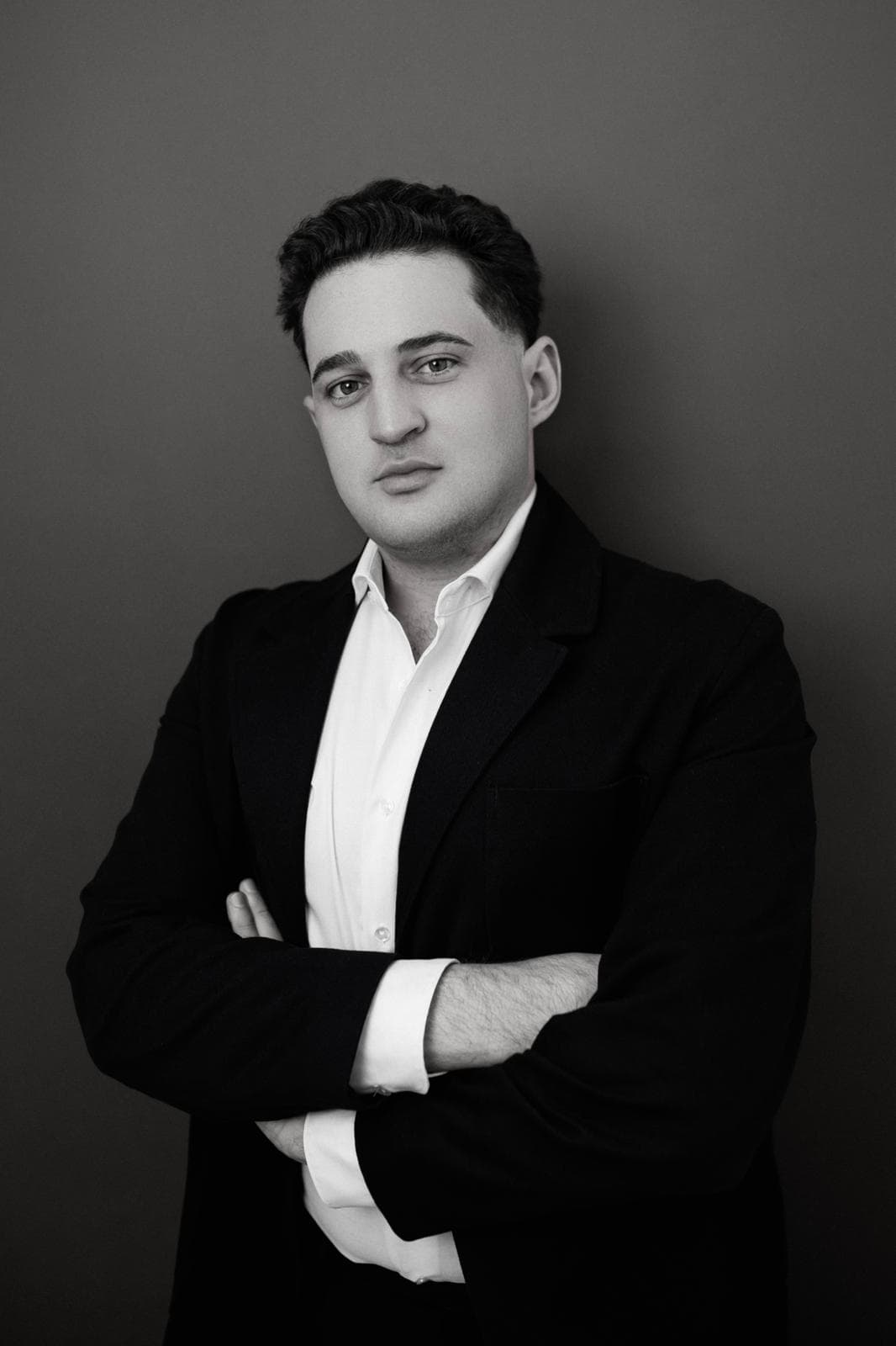 Luka Buliskeria en un retrato de estudio en blanco y negro